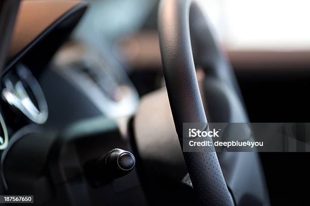 Foto de Carro Ou Van Volante e mais fotos de stock de Fundo preto - Fundo preto, Volante - Parte de Veículo, Abstrato