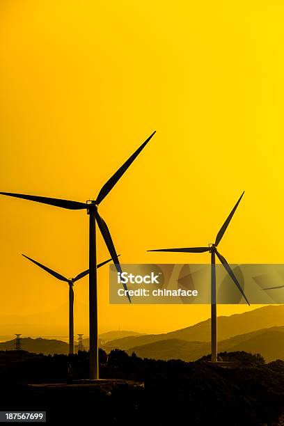 Turbina De Vento Na Sunset E Torres De Energia - Fotografias de stock e mais imagens de Amarelo - Amarelo, Ao Ar Livre, Branco