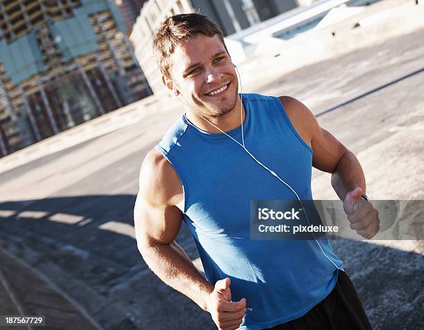 Bleiben Sie Fit Für Einen Gesunden Körper Und Geist Stockfoto und mehr Bilder von Lächeln