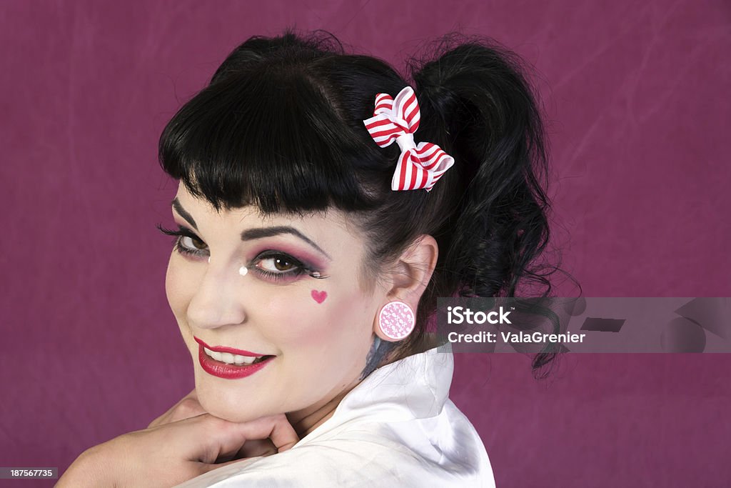 Lächelnde Frau in Puppe Make-up und ponytails über die Schulter blicken. - Lizenzfrei 30-34 Jahre Stock-Foto