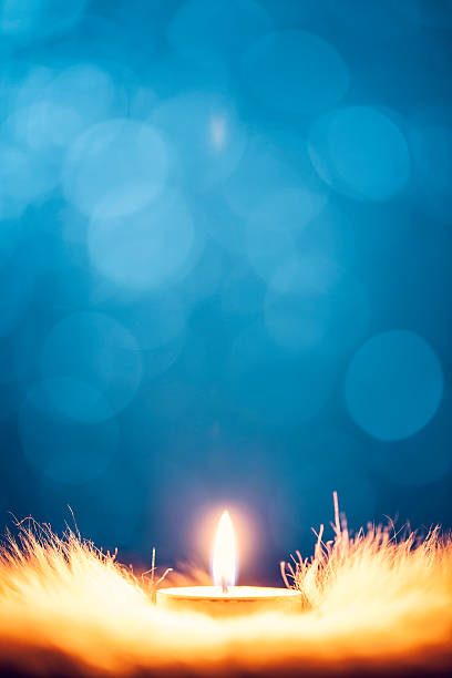 luz de velas natal chá de bokeh (desfoque de fundo defocused decoração gold - tea light votive candle candle candlelight - fotografias e filmes do acervo