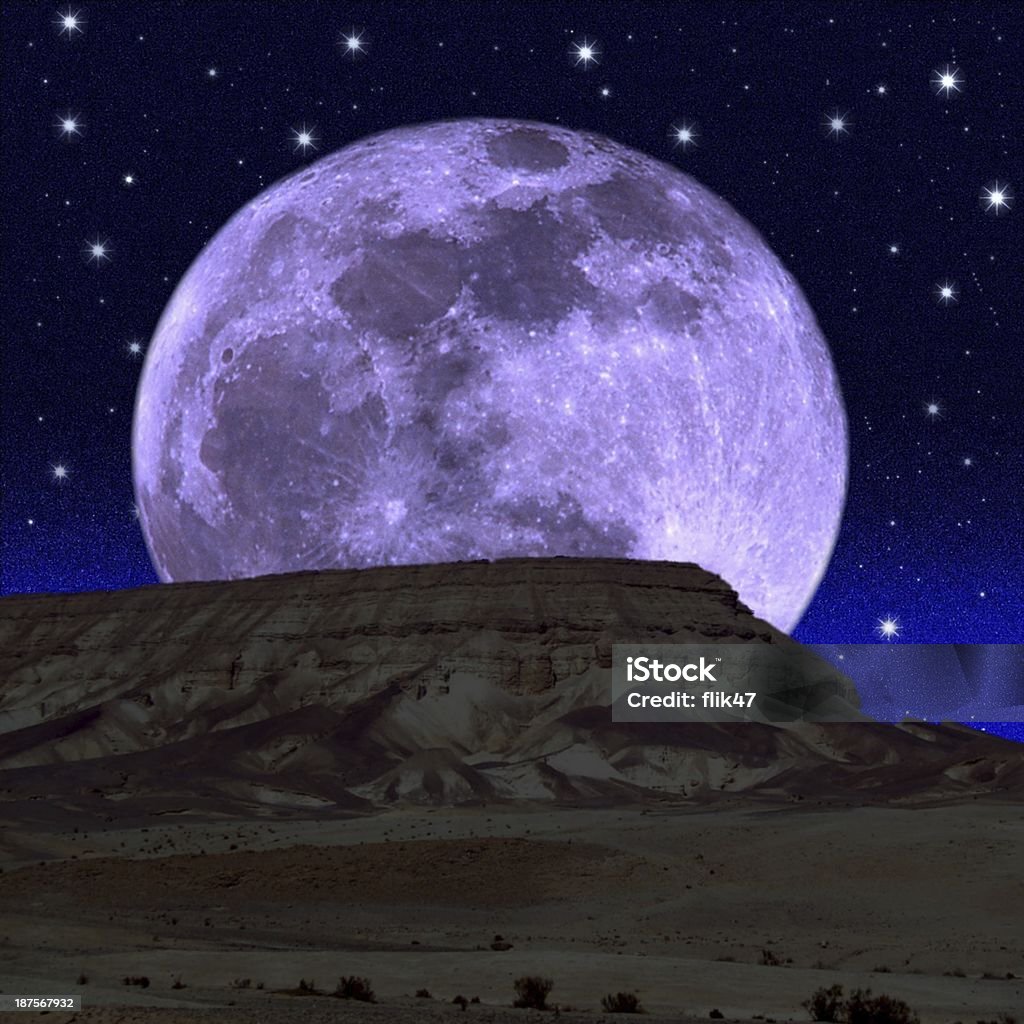 Notte cielo stellato, grande luna sulla montagna scuro - Foto stock royalty-free di Ambientazione esterna