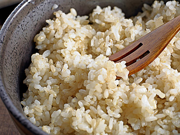 brown rice - brown rice cooked rice steamed stock-fotos und bilder