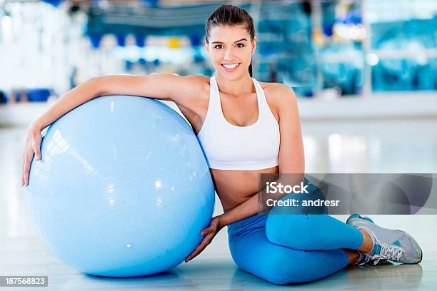 Woman Leaning No Fitness Ball 가냘픈에 대한 스톡 사진 및 기타 이미지 - 가냘픈, 건강한 생활방식, 근육질 체격