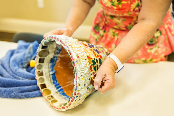 artesanato classe: prepara um mosaico multicolorida vaso de flor - mosaic human hand craft artist - fotografias e filmes do acervo