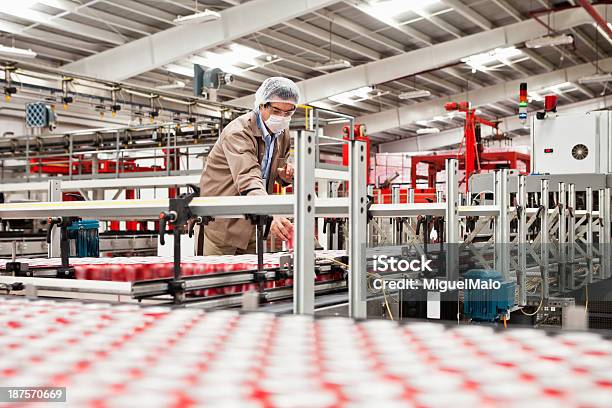 Industrie Kontrolle Stockfoto und mehr Bilder von Maschinenteil - Ausrüstung und Geräte - Maschinenteil - Ausrüstung und Geräte, Automatisiert, Nahrungsmittelindustrie