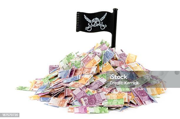 Haufen Von Dollarbanknoten Und Piratenflagge Stockfoto und mehr Bilder von EU-Währung - EU-Währung, Finanzen, Flagge