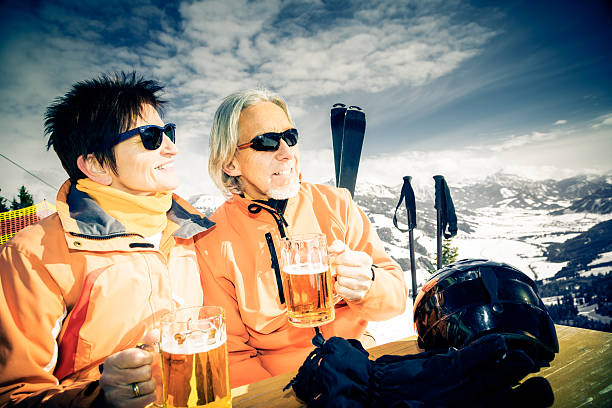 лыжный старший пара на перерыв - beer ski apres ski snow стоковые фото и изображения