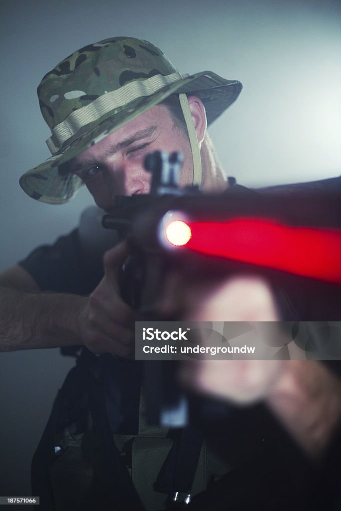 Sniper com Arma a laser - Foto de stock de Adulto royalty-free