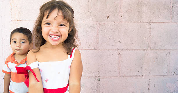 i bambini godono - preschooler portrait family outdoors foto e immagini stock