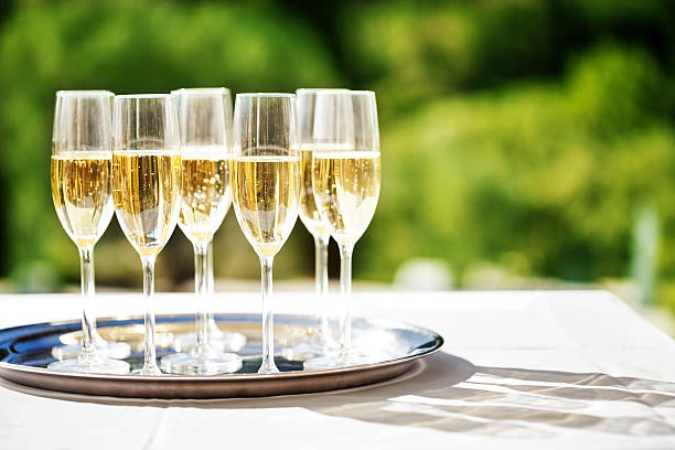 champagne flutes no tabuleiro durante a recepção - wedding champagne table wedding reception imagens e fotografias de stock