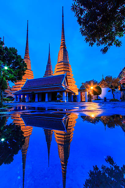 wat pho templo de banguecoque, tailândia - gold pagoda temple synagogue imagens e fotografias de stock