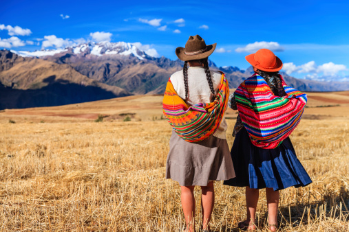 Mujeres en ropa nacional peruano cruzar field, el sagrado Valley photo
