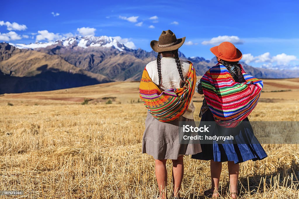 Mujeres en ropa nacional peruano cruzar field, el sagrado Valley - Foto de stock de Perú libre de derechos