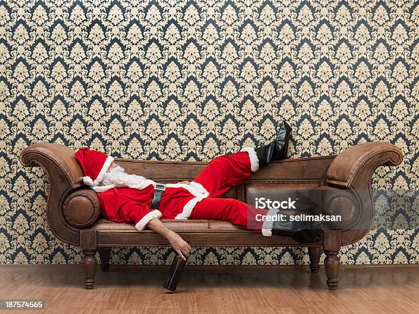 Borracho Santa Claus Abajo En Sofá Foto de stock y más banco de imágenes de Papá Noel - Papá Noel, Navidad, Falta de respeto