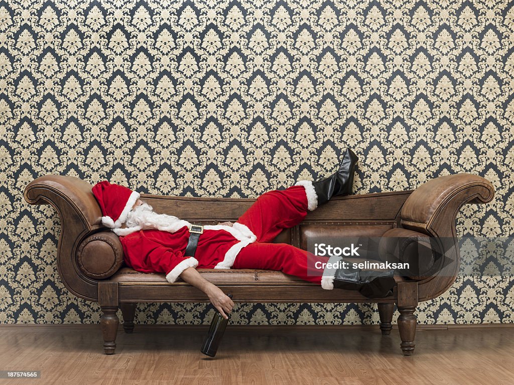 Ubriaco di Babbo Natale Sdraiato su un divano - Foto stock royalty-free di Babbo Natale