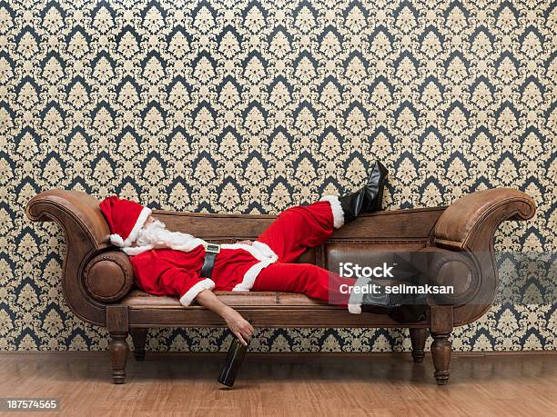 Ubriaco Di Babbo Natale Sdraiato Su Un Divano - Fotografie stock e altre immagini di Babbo Natale - Babbo Natale, Natale, Mancanza di rispetto