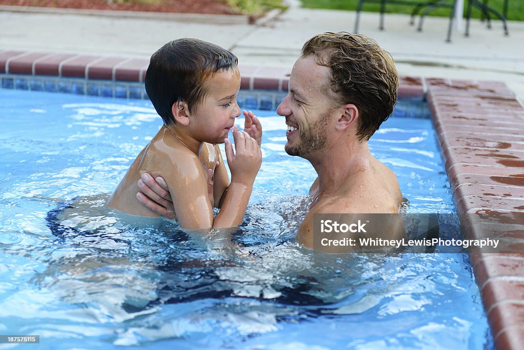 Padre con suo figlio In piscina - Foto stock royalty-free di 25-29 anni