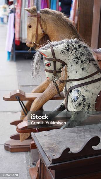 Foto de Antigo Cavalos De Madeira No Mercado De Rua e mais fotos de stock de Cavalinho de Balanço - Cavalinho de Balanço, Antiguidade, Branco