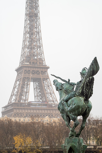 Statue of resurgent France pointing towards the Eiffel Tower from the Bir Hakeim bridge in Paris - France