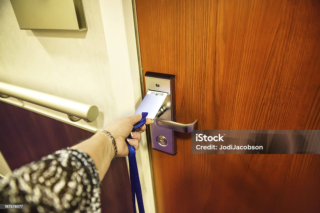 女性のロックを解除するには、キーカードのホテルルーム - カードキーのロイヤリティフリーストックフォト