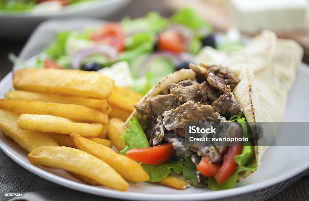 Giroscopi greca con patatine fritte e insalata - Foto stock royalty-free di Gyro - Cibo