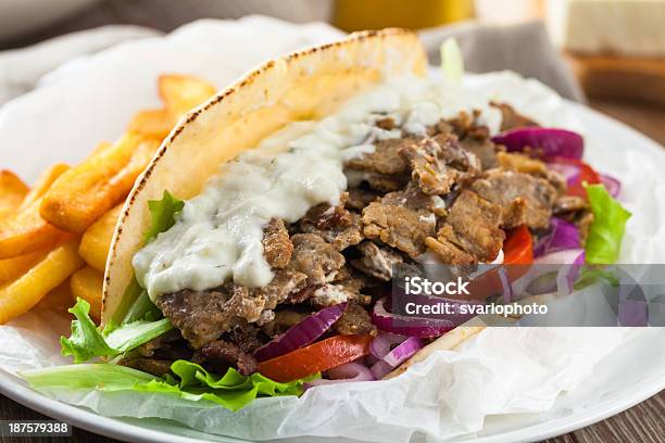 Giroscopi Greca Con Patatine Fritte E Insalata - Fotografie stock e altre immagini di Alimentazione non salutare - Alimentazione non salutare, Carne, Carne rossa