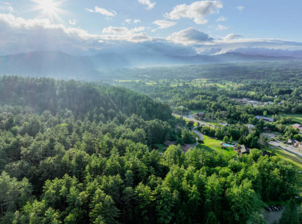 aerial view of the town of stowe in the summer - town rural scene road new england imagens e fotografias de stock