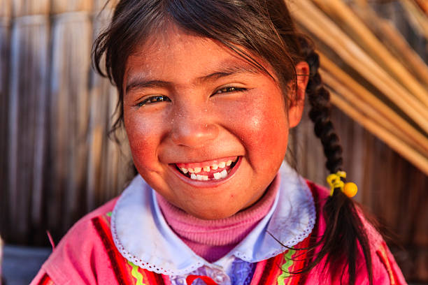 menina em uros ilha flutuante, lake tititcaca - indian culture child little girls indigenous culture - fotografias e filmes do acervo