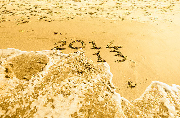 mensagem de ano novo na praia - 2013 beach sand new years day imagens e fotografias de stock