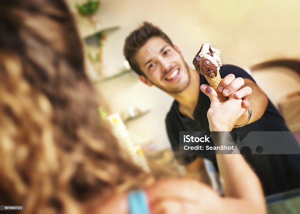 Souriant homme prenant une glace - Photo de Acheter libre de droits