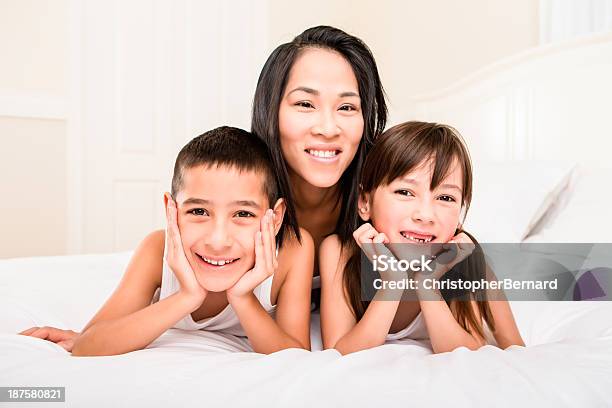 엄마 어린이 힐튼의 침대 소녀에 대한 스톡 사진 및 기타 이미지 - 소녀, 3 명, 30-34세