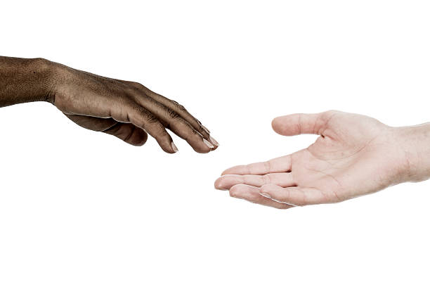 interracial mains pour atteindre les uns les autres - human hand reaching black white photos et images de collection
