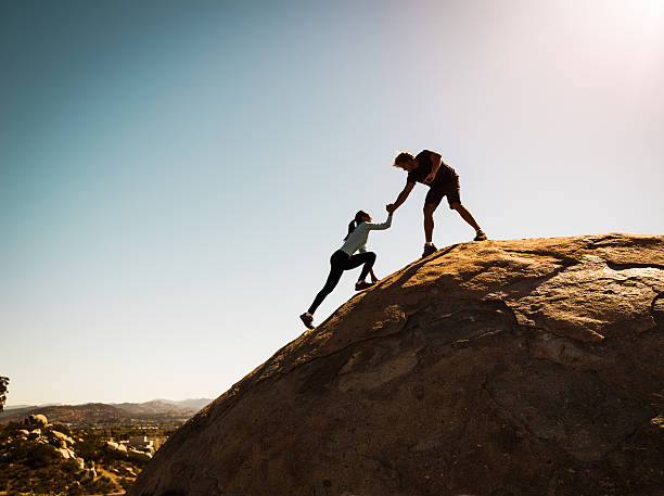 ajuda amigos - mountain climbing rock climbing adventure incentive - fotografias e filmes do acervo