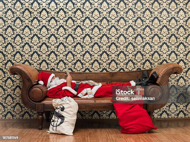 Intensos St Nicholas Jugando Con Dollar Bills Foto de stock y más banco de imágenes de Billete de dólar estadounidense - Billete de dólar estadounidense, Pereza, Regalo de navidad