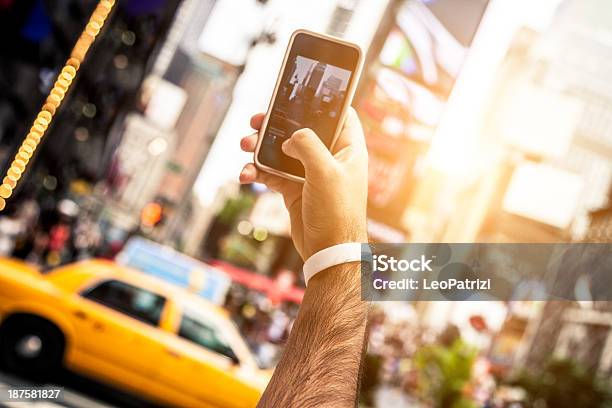Tirar Fotografias Na Times Square - Fotografias de stock e mais imagens de Adulto - Adulto, Amarelo, América do Norte