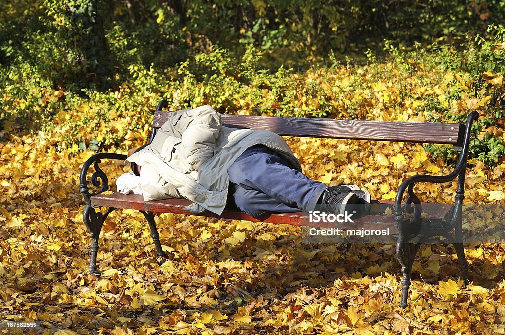 Uomo che dorme su una panca - Foto stock royalty-free di Adulto