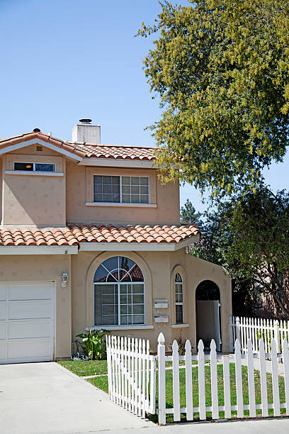 istock Suburban house on a sunny day 187582672