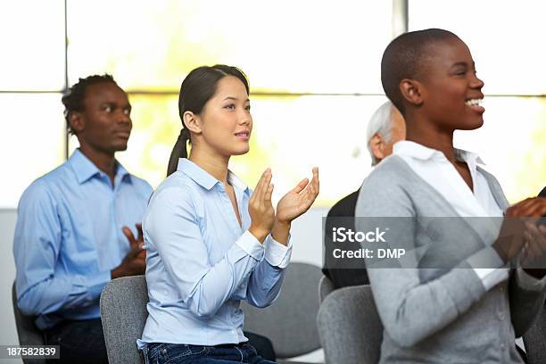 Photo libre de droit de Groupe Daffaires Applaudir Un Séminaire banque d'images et plus d'images libres de droit de Adulte - Adulte, Affaires, Affaires d'entreprise