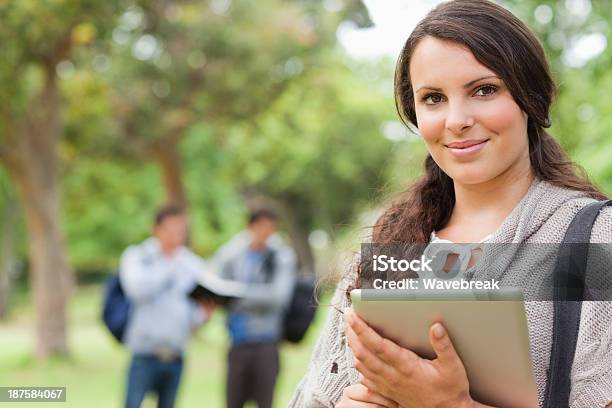 Ritratto Di Una Graziosa Brunette Utilizzando Touch Pad - Fotografie stock e altre immagini di 18-19 anni