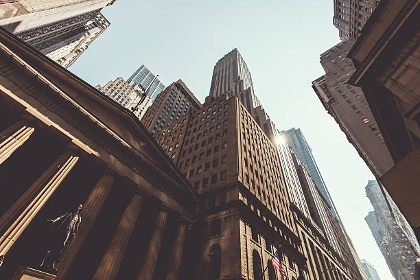 centro di manhattan e grattacieli con il federal hall - wall street finance skyscraper business foto e immagini stock