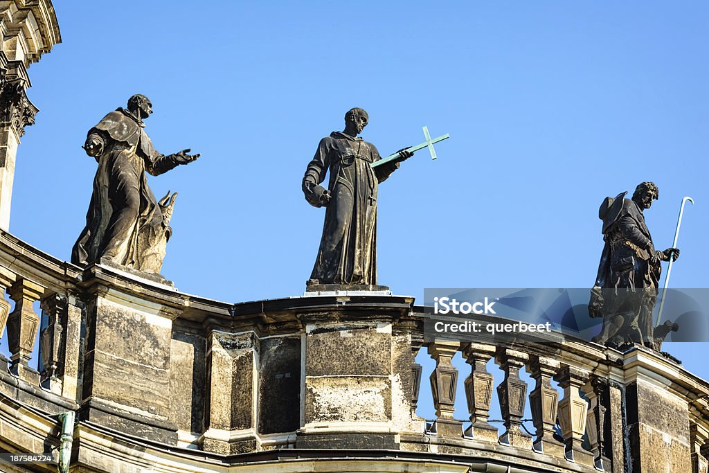 Priesterstatuen an der Kreuzkirche in Dresden - Lizenzfrei Blau Stock-Foto