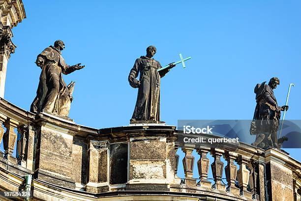 Priesterstatuen An Der Kreuzkirche In Dresden Stockfoto und mehr Bilder von Blau - Blau, Christentum, Denkmal