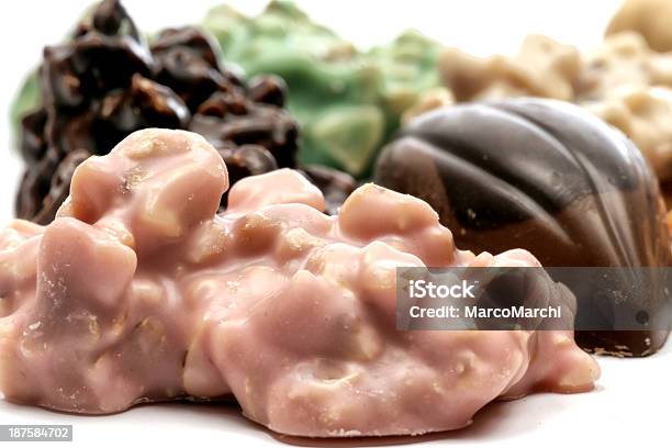 Bombons De Chocolate - Fotografias de stock e mais imagens de Barra de Chocolate - Barra de Chocolate, Bichos Mimados, Castanho