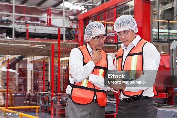 Photo libre de droit de Lindustrie banque d'images et plus d'images libres de droit de Boule Quiès - Boule Quiès, Casquette, Chaîne de production