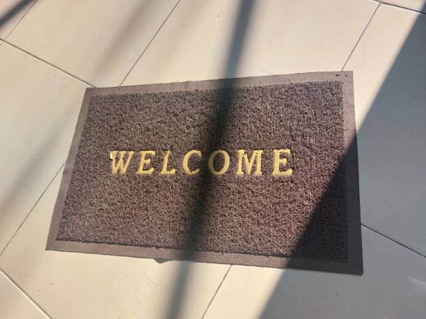 zerbino con la scritta welcome sul pavimento - welcome sign doormat greeting floor mat foto e immagini stock