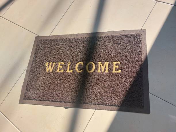 придверный коврик со словом «добро пожаловать на этаж» - welcome sign doormat greeting floor mat стоковые фото и изображения