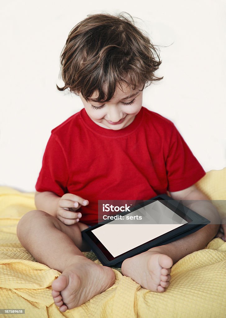 Bebé niño utilizando tablet PC - Foto de stock de 18-23 meses libre de derechos