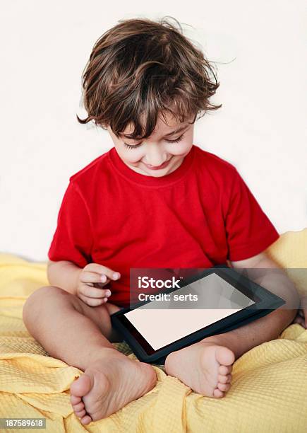Bebé Niño Utilizando Tablet Pc Foto de stock y más banco de imágenes de 18-23 meses - 18-23 meses, Agarrar, Aire libre