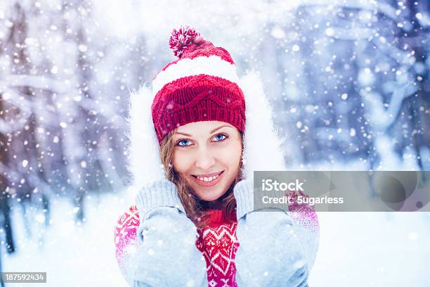 Piękna Kobieta Cieszy Się Zimie - zdjęcia stockowe i więcej obrazów Biały - Biały, Chłodny, Ciepła odzież